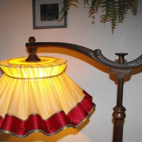 Okazała, drewniana lampa podłogowa ze stolikiem