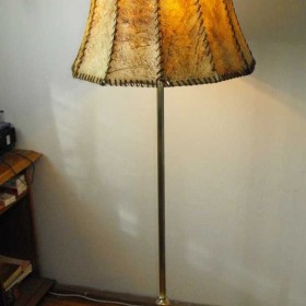 Mosiężna lampa podłogowa z abażurem