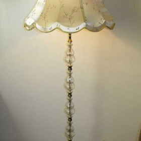 Piękna lampa podłogowa ze szkła i mosiądzu