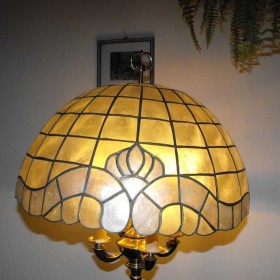 Lampa podłogowa z mosiądzu - witraż z masy perłowej