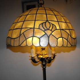 Lampa podłogowa z mosiądzu - witraż z masy perłowej