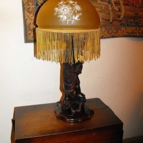 Piękna lampa - drewniana rzeźba starego Chińczyka
