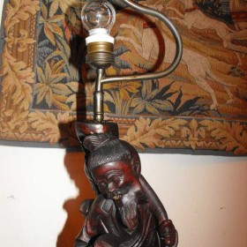 Piękna lampa - drewniana rzeźba starego Chińczyka