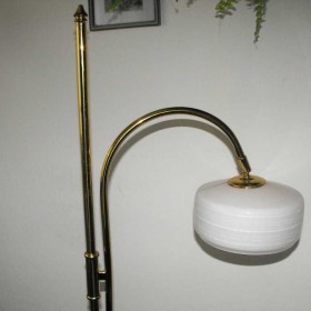 Mosiężna lampa podłogowa z ruchomym ramieniem.
