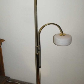 Mosiężna lampa podłogowa z ruchomym ramieniem.