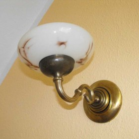 Mosiężny kinkiet w stylu Art Deco - z kloszem. Dostawa gratis
