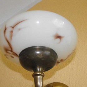 Mosiężny kinkiet w stylu Art Deco - z kloszem. Dostawa gratis