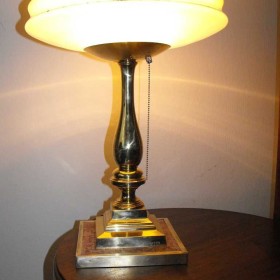 Elegancka lampa w stylu Art Deco wykonana z mosiądzu