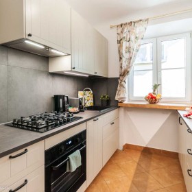 Warszawa Śródmieście, ul. Świętojańska 19, przestronny dla 6 osób