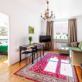 Warszawa Śródmieście, ul. Świętojańska 19, przestronny dla 6 osób