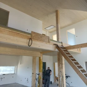 Profesjonalna ekipa remontowa, która zrealizuje Twoje marzenia o idealnym wnętrzu w Gard House! 