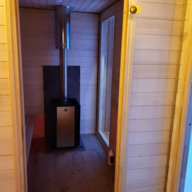 Sauna kontenerowa z przedsionkiem i miejscem na jacuzzi
