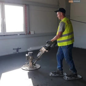 Wypożyczanie elektrycznej zacieraczki do betonu ZDJ60E, z dyskiem 