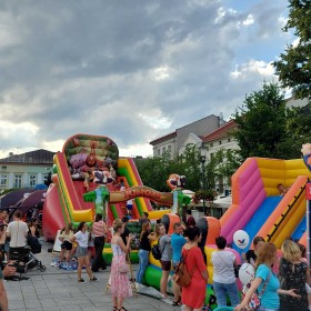 Dmuchańce dmuchaniec zjeżdżalnia animacje event pianaparty holi namiot